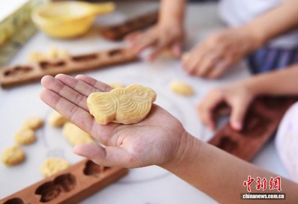 宏泰 （神州写真）“乞巧果子”推陈出新 七夕“传统味”激发新消费