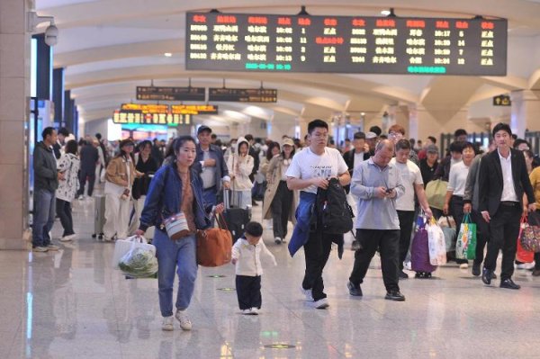 红盘 长假前最后一个工作日：有单位规定可提前半天下班 有“先走为敬”的上班族被堵路上